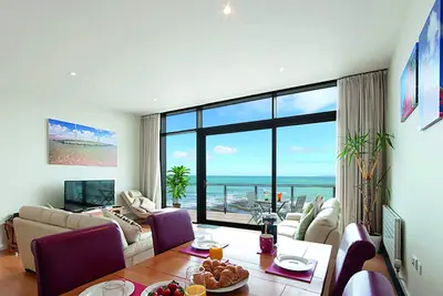 Image de Only 1 of 2 flats in Horizon View offering top floor and 6 windows onto the sea