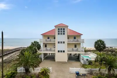 Image de Beach Buzz: Charming Beachfront Home, Private Pool, Hot Tub – Sleeps 16