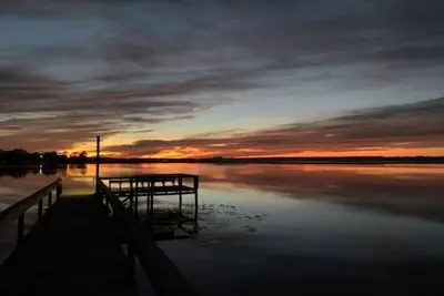 Image de Lake Kerr Cabin in Salt Springs W\/ golf cart and water sports equipment.
