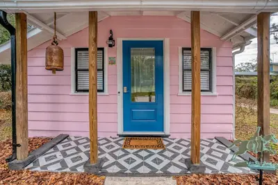 Image de Adorable Private Tiny Home \"The Pink House\" in Downtown Mt. Dora! ! Pet Friendly