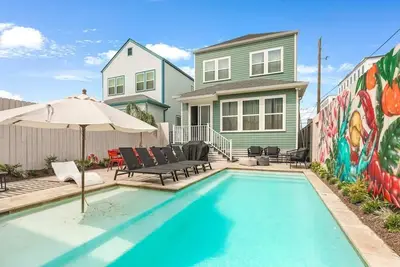 Image de Elegant & Cosy House w/ 5br, Heated Pool & Parking