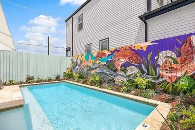 Image de Hip Art Filled Uptown Oasis w/Heated Pool +Parking