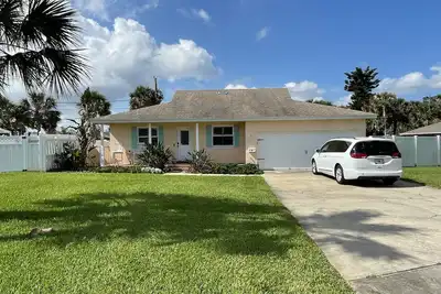 Image de Charming home by the Sea! 3rd house from the beach! Pets welcome. 3br, 2 bath