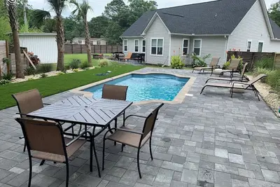 Image de 1/2 Acre Fenced In Private Oasis