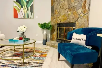 Image de Beautiful home with king bed stoned fire place and pool / Games for famlies