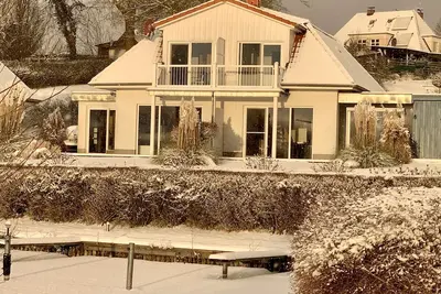 Image de Fischerhus with boat, sauna and fireplace directly on the lake