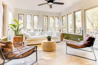 Image de Pool Table, Arcade, Fenced-in Yard, Fire-pit, Private Beach Parking!