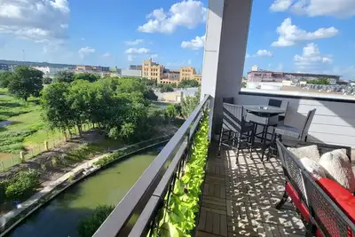 Image de Riverwalk Penthouse Loft on Top Floor w Parking