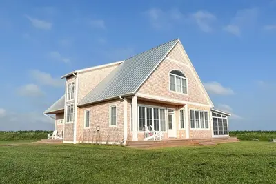 Image de New Large upscale ocean view! Sunroom, hot-tub and 1 minute to amazing beach