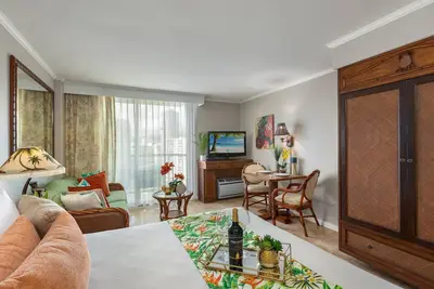 Image de 15th Floor Studio at the Luana Waikiki Hotel