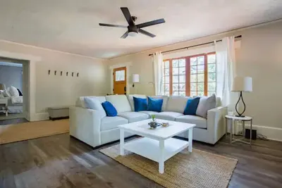 Image de Stylish House, Mississippi Neighborhood