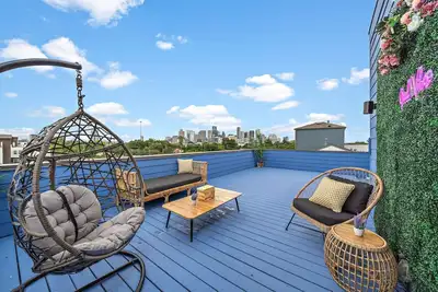 Image de Your lavish contemporary duplex | downtown Houston| Rooftop.