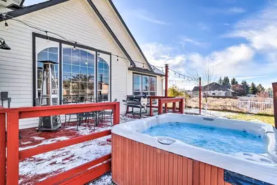 Image de Alluring Home w/ Fire Pit < 1/2 Mi to Oit!