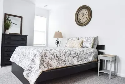 Image de Beautiful Pittsburgh home-walkable area w parking