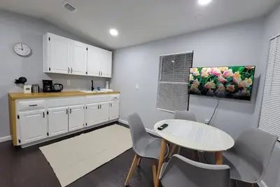 Image de Cheerful Tiny House, 35 min to Key West, comes with free pool and parking