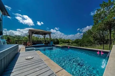 Image de Deer & Lake Sanctuary: Pool, Hot Tub, Golfcart! Feed deer at a private oasis!