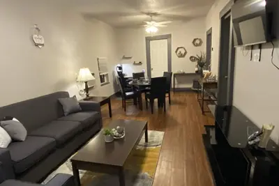 Image de 2 Br charming Gh 5 mins from downtown, sleeps 4, availble for mid or long term.