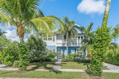 Image de Newly renovated luxury 4/3 seasonal home with pool