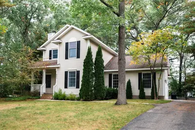 Image de ✨ Downtown Tc Charmer near East Bay | Lovely Deck | Gorgeously Renovated | 5* Location!