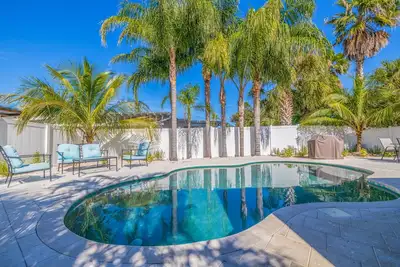 Image de Irb Pool Home on 12th sleeps 7 Walking distance to everything. Heated Pool.