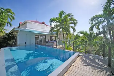 Belle villa pour 8, piscine, vue sur la marina avec ponton privé