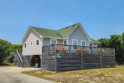 Image de Classic beach home located across the street from the beach in Southern Shores