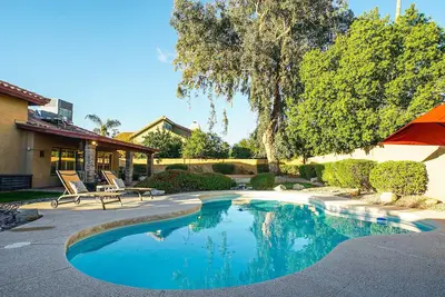 Image de Heated Sparkling Pool Gigantic Backyard!