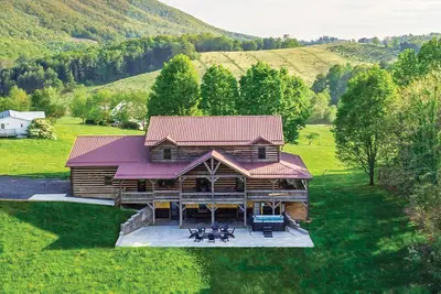 Image de Grand Vista Lodge - Huge Cabin 5min to West Jefferson Downtown! Views, Hot Tub, Pool Table, Firepit!
