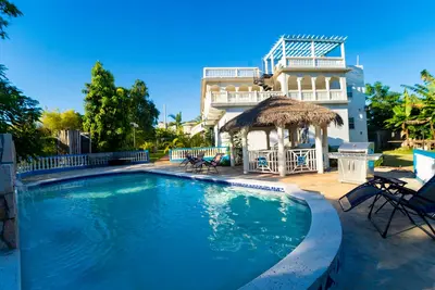 Image de Villa near Montego Bay\n8BedRm/8 BathRm 10 beds\n$750 nightly for entire house.