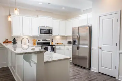 Image de Modern 3bd 3ba Luxury Retreat Near Ecu Smart Home, Fast WiFi & Ev Charging!