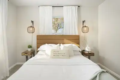 Image de The Southern Sapphire: A Cozy Lake View Getaway