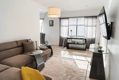 Image de Cozy Urban Retreat: Newly Remodeled 1br Noho Apartment w/ Fenced Patio (p60)