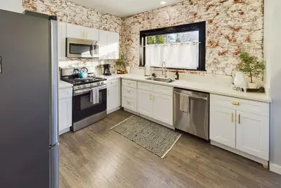 Image de Stay right downtown in a renovated historical home