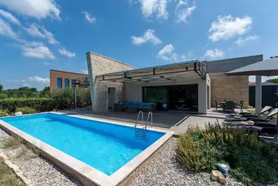 Image de Villa moderne avec piscine, terrasse couverte et vue mer