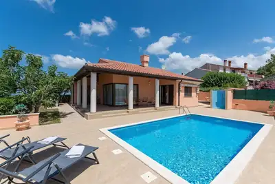 Image de Belle maison de vacances avec piscine, terrasse couverte et cuisine extérieure