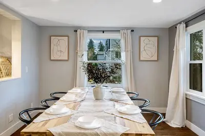Image de 8022 entire · Huge 8b5b House @Edmonds\/close to Ferry Terminal