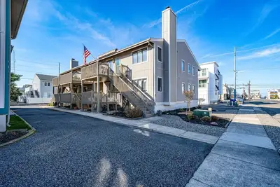 Image de Modern, clean condo close to everything & beach