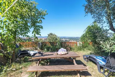 Image de Maison de vacances \"Home on the hill\" avec vue sur les montagnes, jardin et Wi-Fi.