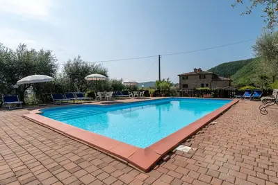 Image de Ferme 'Agriturismo Cuiano La Stella' avec vue sur les montagnes, piscine partagée et Wi-Fi.