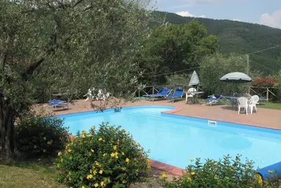 Image de Ferme 'Agriturismo Cuiano Il Colombaio' avec vue sur les montagnes, piscine partagée et Wi-Fi.
