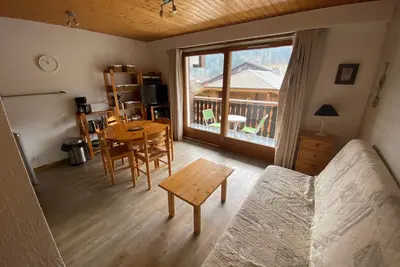 Image de Studio spacieux près des pistes, balcon sud, parking, casier à skis et coin montagne!