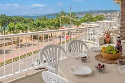Image de Spacieux appartement face à la mer avec terrasse, parking et Wi-Fi – 4 chambres, près du centre