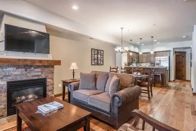 Image de Book Now for Fall Getaways! Three-Level Townhome with Golf Course Views! Fireplace!