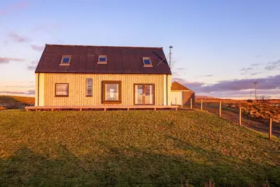 Heatherlea, pet friendly, with open fire in Lochmaddy, North Uist