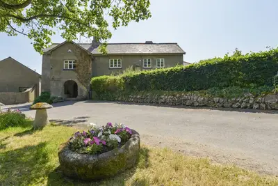 Image de Twelve Oaks Farmhouse, pet friendly, with pool in Newton Abbot