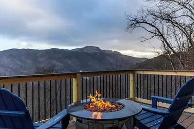 Image de Blue Ridge Vista - Seven Devils with big views, four levels, pool table, pets