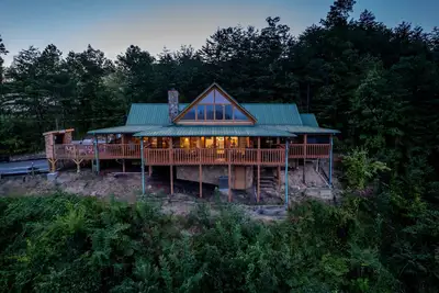 Image de Premier View|Upscale Cabin w/ Hot Tub & Pool Table