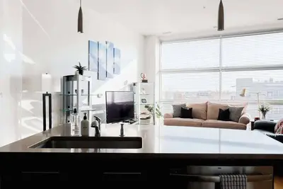 Image de Sunny Corner Condo | Central Park | 30+ Days
