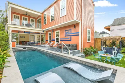 Image de Contemporary Art | Heated Pool and Hot Tub