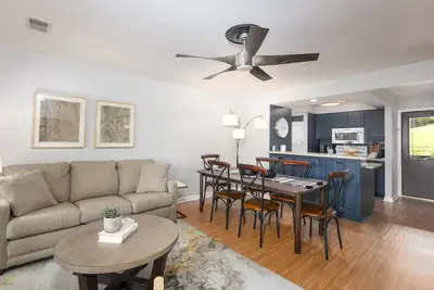 Modern 2-bedroom Walk-In condo that sleeps 7